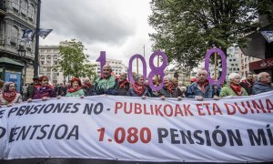 Miles de personas se han manifestado este sábado en las calles de las capitales de Euskadi y Navarra para insistir en su reivindicación de una pensión mínima de 1.080 euros mensuales.