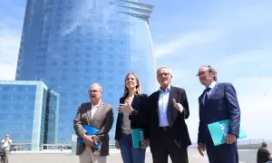 El candidat Xavier Trias amb els exconsellers Jaume Giró i Victòria Alsina i el doctor Antoni Trilla davant l'hotel W.