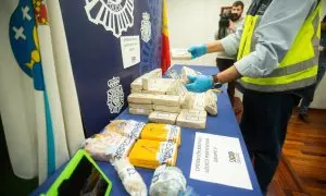 Un agente de Policía Nacional coloca la droga incautada en la operación ‘Matoxo’, en la comisaría de Pontevedra, a 5 de abril de 2023, en Pontevedra, Galicia (España). Dos personas vecinas de Nigrán se encuentran en prisión después de la incautación por p