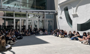 18-5-2023 Alumnes protestant davant la Facultat de Comunicació i Relacions Internacionals Blanquerna contra el professor acusat d'assetjament