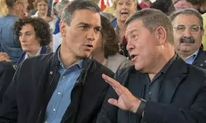 El secretario general del PSOE y presidente del Gobierno, Pedro Sánchez (i) y el presidente de Castilla-La Mancha y socialista candidato a la reelección, Emiliano García-Page (d) participan en un acto público en Puertollano (Ciudad Real) el pasado domingo