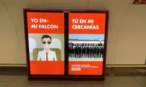 Cartel propagandístico en contra de Pedro Sánchez en la estación de Sol.