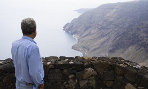 Don Emiliano se asoma al mirador de Isora