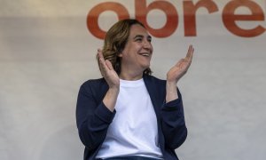 La alcaldesa de Barcelona y candidata de BComú a la reelección, Ada Colau, aplaude durante un mitin, en plaza Major Nou Barris, a 13 de mayo de 2023