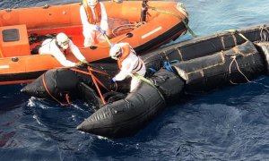 Los marineros de Salvamento Marítimo, aseguran el 2 de octubre la neumática de la que fue rescatado la víspera en helicóptero el joven marfileño Fofana V.