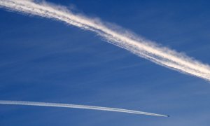 Imagen de archivo de un avión que deja una estela de condensación en el cielo.