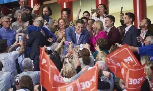 El secretario general del PSOE y presidente del Gobierno, Pedro Sánchez, y el candidato del PSOE a la Presidencia de Cantabria, Pablo Zuloaga, durante un acto electoral, en el Palacio de Festivales, a 22 de mayo de 2023, en Santander