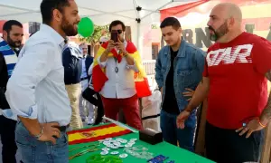 Jordi de la Fuente, a l'esquerra de la imatge, amb una bufanda del RCD Espanyol