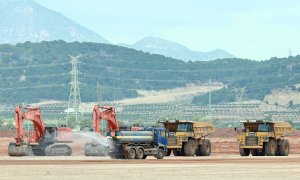 Varios vehículos maniobran en los terrenos donde el grupo Volkswagen construirá la futura gigafábrica de baterías PowerCo, en Sagunto, a 16 de marzo de 2023.