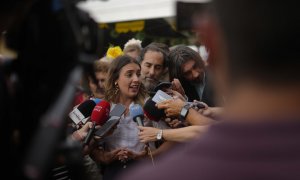 La ministra de Igualdad, Irene Montero (c) atiende a la prensa este martes por el recinto ferial de Córdoba, ciudad a la que ha acudido a apoyar al candidato de Hacemos Córdoba a la Alcaldía, Juan Hidalgo, este 23 de mayo de 2023.