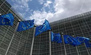 Las banderas de la Unión Europea ondean frente a la sede de la Comisión Europea en Bruselas.