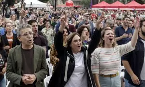 La alcaldesa de Barcelona y candidata a la reelección por Barcelona en Comú, Ada Colau (c), durante el acto electoral que su formación ha celebrado hoy miércoles en Barcelona.