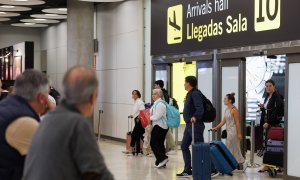 Un grupo de personas a su salida de la puerta de llegadas de la terminal T4 del aeropuerto de Adolfo Suárez-Madrid Barajas, a 2 de mayo de 2023, en Madrid.