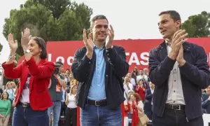 El presidente del Gobierno, Pedro Sánchez (c), participa este jueves en un acto electoral en apoyo al candidato socialista a presidir la Comunidad de Madrid, Juan Lobato (d), y la candidata a la alcaldía de Madrid, Reyes Maroto