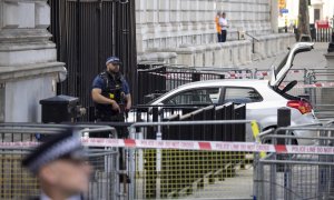 Oficiales de policía en la escena de un accidente automovilístico en Downing Street, la residencia oficial del Primer Ministro británico en Londres, Gran Bretaña