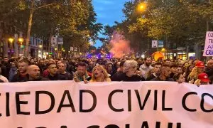 Participants en una manifestació pel centre de Barcelona contrària a les ocupacions.