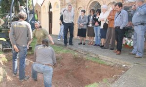 Un grupo de personas, frente a una zanja abierta en el cementerio de Alfaro (La Rioja)