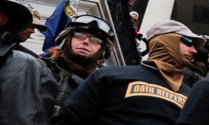 Miembros de la milicia Oath Keepers, entre ellos Jessica Marie Watkins (izquierda), durante el asalto