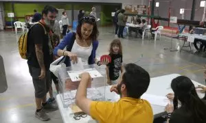 Una família que ha anat a votar al col·legi Fedac de Lleida