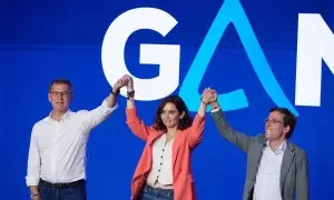 Alberto Núñez Feijóo, Isabel Díaz Ayuso y José Luis Martínez Almeida celebran la victoria del PP en el balcón de la sede de la calle Génova.