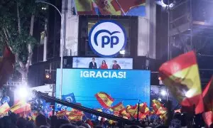 Alberto Núñez Feijóo, Isabel Díaz Ayuso y José Luis Martínez Almeida celebran la victoria del PP en el balcón de la sede de la calle Génova