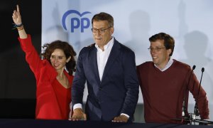 La presidenta de la Comunidad de Madrid y candidata a la reelección por el PP, Isabel Díaz Ayuso (i), el alcalde y candidato a la reelección José Luis Martínez -Almeida (d) y el presidente del partido Alberto Núñez Feijóo (c)