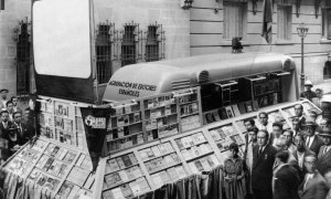 El camión de la Agrupación de Editores que llevó la Feria del Libro de Madrid a los pueblos de España.