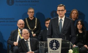 El primer ministro de Polonia, Mateusz Morawiecki (derecha), habla durante la ceremonia de entrega del Premio Internacional Carlomagno de Aquisgrán 2023 (Karlspreis) otorgado al presidente de Ucrania y al pueblo de Ucrania el 14 de mayo de 2023 en Aquisgr