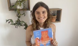 La psicoterapeuta María Lerín con su libro