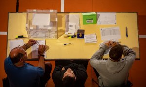 Los componentes de una mesa electoral durante el 28M en un colegio de Barcelona (Catalunya).