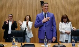 El presidente del Gobierno, Pedro Sánchez, agradece los aplausos de los senadores y diputados del PSOE, incluidos la senadora Cristina Narbona (d), el portavoz en el Congreso Patxi López (i), y la ministra de Hacienda, María Jesús Montero, a su llegada es