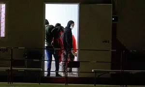 Un grupo de mujeres migrantes, tras su llegada al puerto de Fuerteventura en una embarcación neumática en enero de 2022.