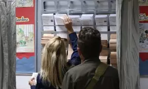 31/05/2023 Votantes eligen las papeletas para votar en un colegio electoral este 28M.