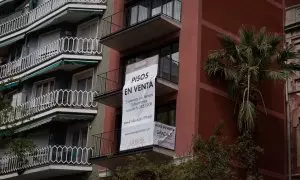 Cartel de venta en una fachada de un edificio, a 25 de abril de 2023, en Barcelona.