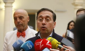 El ministro de Asuntos Exteriores del Gobierno de España, José Manuel Albares, atiende a los medios tras reunirse con los representantes del Instituto Halal a 15 de mayo del 2022 en Córdoba (Andalucía. España).