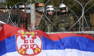 Soldados de la Fuerza Internacional de Mantenimiento de la Paz de Kosovo (KFOR) liderada por la OTAN hacen guardia frente al municipio de Zvecan, Kosovo, el 1 de junio de 2023.