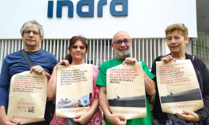 Varios activistas antimilitaristas protestan delante de la sede de Indra antes de la Junta de Accionistas de la empresa, en junio de 2022