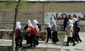 Un grupo de niñas a su salida de la escuela en Kabul (Afganistán), a 5 de junio de 2023.