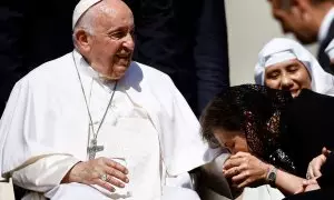 Una fiel besa la mano del papa Francisco en la audiencia en el Vaticano este 7 de junio de 2023.