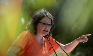 La exvicepresidenta de la Generalitat Valenciana, Mónica Oltra, interviene durante un acto de Compromís, en el Jardín del Turia, a 18 de junio de 2022