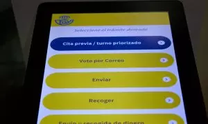 Menú de solicitación de cita previa en la oficina de Correos de Cibeles, a 1 de junio de 2023, en Madrid (España).