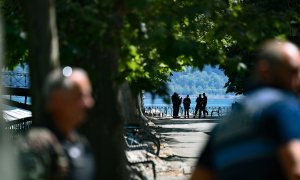 Personal de seguridad, en el parque cercano al lago de Annecy (Francia) donde se ha producido un ataque con cuchillo, a 8 de junio de 2023