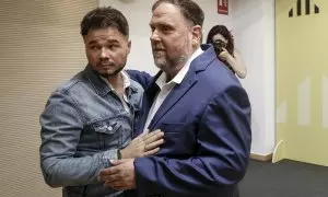 El líder de ERC, Oriol Junqueras, y el diputado republicano Gabriel Rufián, tras una rueda de prensa el 29 de mayo de 2023.