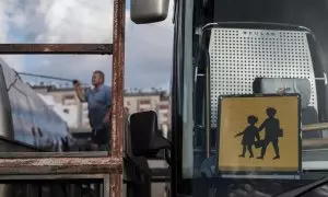 Foto de archivo de un autocar con con la señal de transporte escolar, en las cocheras de una de las principales empresas de transporte de Gran Canaria. EFE/Ángel Medina G.