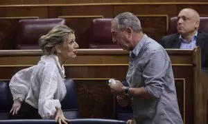 La vicepresidenta segunda y ministra de Trabajo y Economía Social, Yolanda Díaz y el portavoz de Compromís en el Congreso, Joan Baldoví, durante una sesión plenaria en el Congreso de los Diputados, a 27 de octubre de 2022.