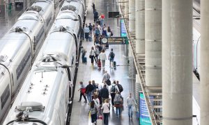 Viajeros con maletas en uno de los andenes de la estación Almudena Grandes-Atocha, en Madrid. E.P./Jesús Hellín