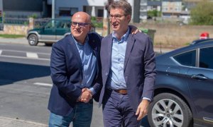 9/6/23 El presidente del PP, Alberto Núñez Feijóo, y el del PP de Ourense, Manuel Baltar, junto a un coche oficial en una imagen de archivo.