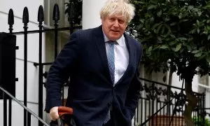 El ex primer ministro británico Boris Johnson sale de su casa en Londres, a 21 de marzo de 2023.