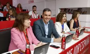 El presidente del Gobierno, Pedro Sánchez (2i) junto con la ministra de Hacienda, María Jesús Montero (2d) y la presidenta del PSOE, Cristina Narbona (i) presiden este sábado la reunión del Comité Federal del PSOE