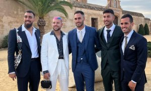 11/06/2023 - Borja Iglesias y Aitor Ruibal posan junto a otros deportistas del Betis en una boda.